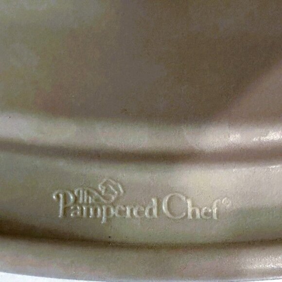 Pampered Chef Crown Cake Bundt Pan Silicone Mold Beige - Picture 3 of 3